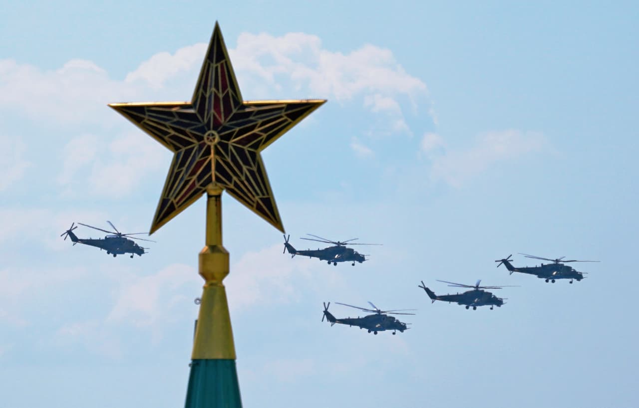 Helicópteros de ataque Mi-35 sobrevuelan Moscú durante el desfile militar del Día de la Victoria que marca el 75º aniversario de la victoria en la Segunda Guerra Mundial, el 24 de junio de 2020 en Moscú, Rusia.