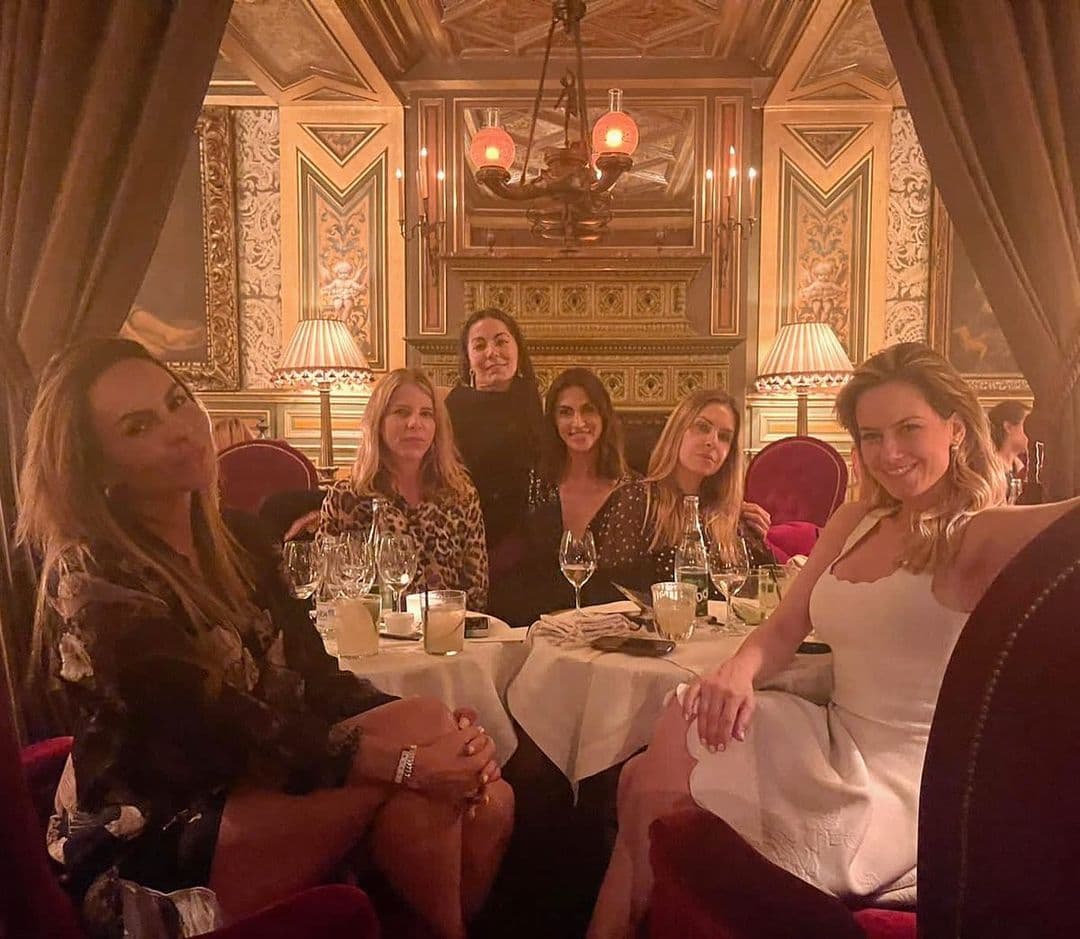 "No son despedidas, ¡son bienvenidas!
<b>Una fracción de las personas que más quiero y me quieren</b>", escribió en Instagram al publicar las imágenes tomadas el viernes 13 de agosto.
<br>