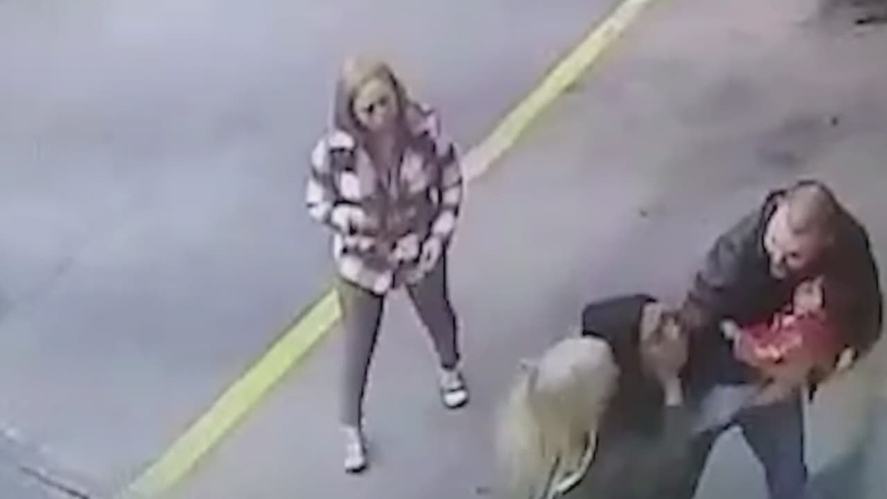 "Me arrebataron a mi hija de mis brazos": madre de niña "raptada" en un estacionamiento