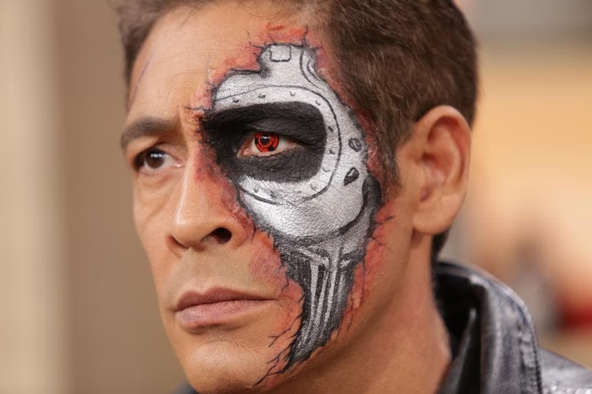 Dar la ilusión de que la carne se desgarra del esqueleto del misterioso metal fue elemental para darle realismo al personaje.