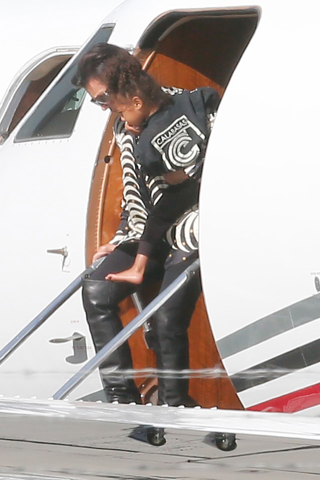 La primera en salir de él fue Kris Jenner, quien cargaba a Nori.