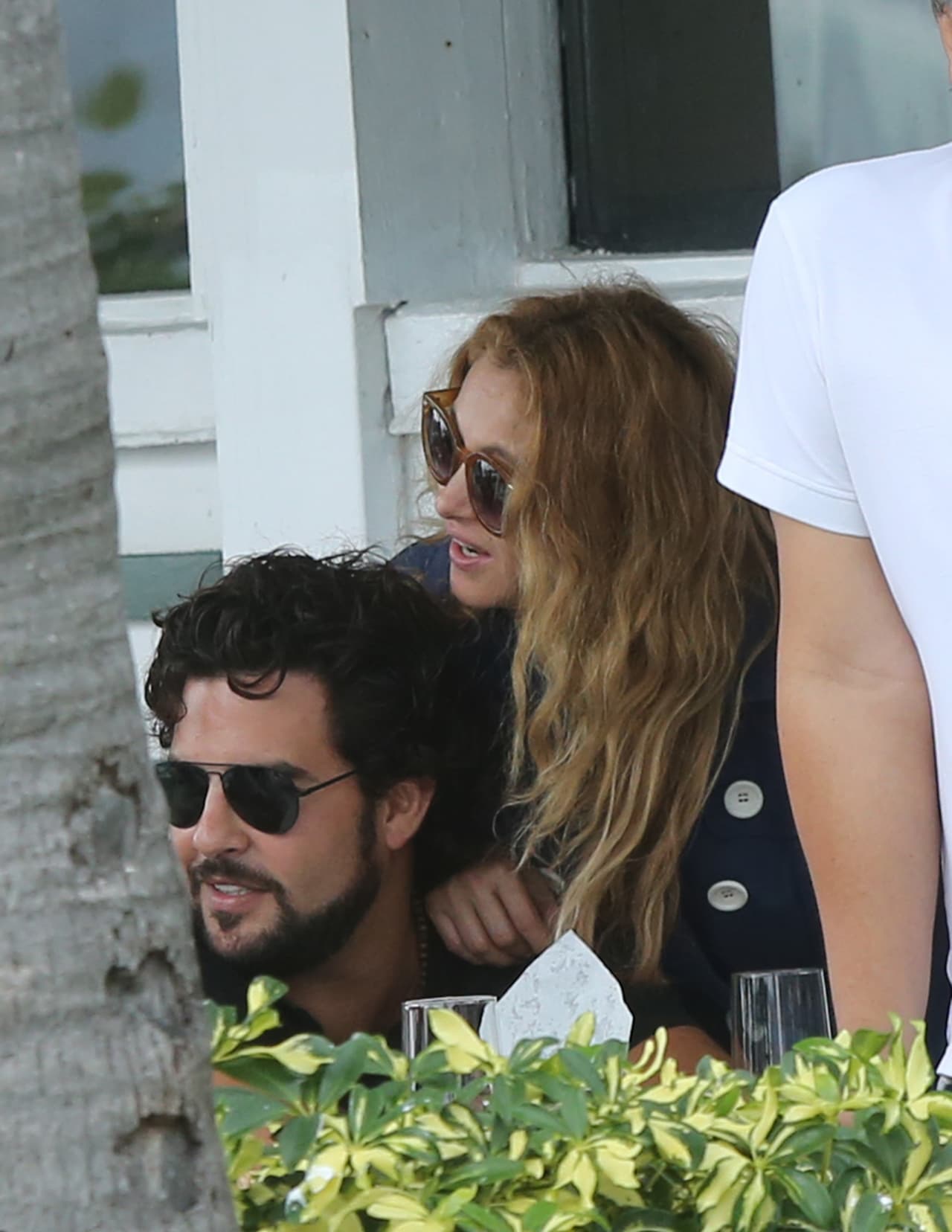 Los paparazzi captaron a Gerardo Bazúa y Paulina Rubio durante una comida en Miami.