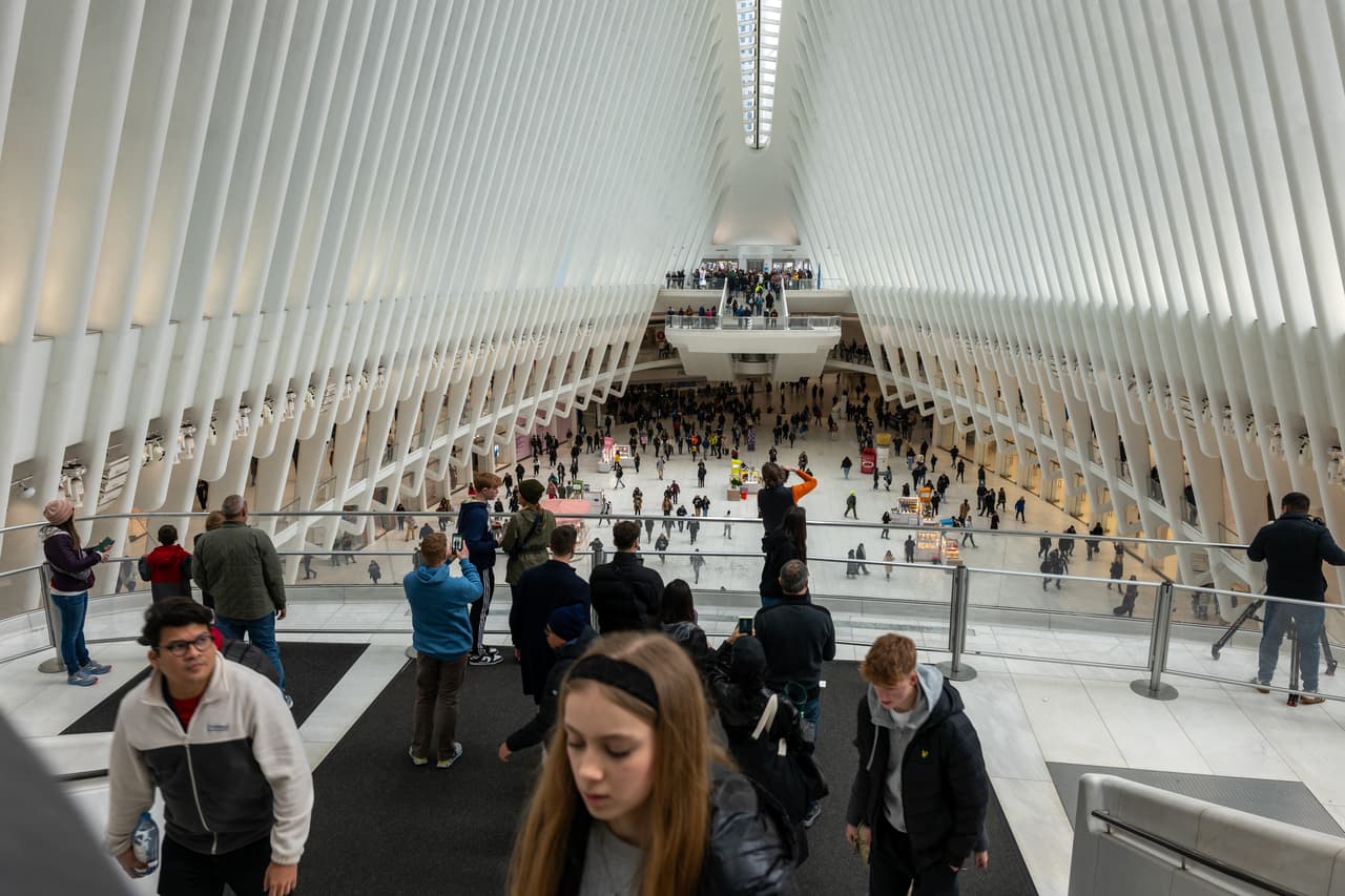 La gente camina por el Oculus en el Bajo Manhattan momentos después del sismo.