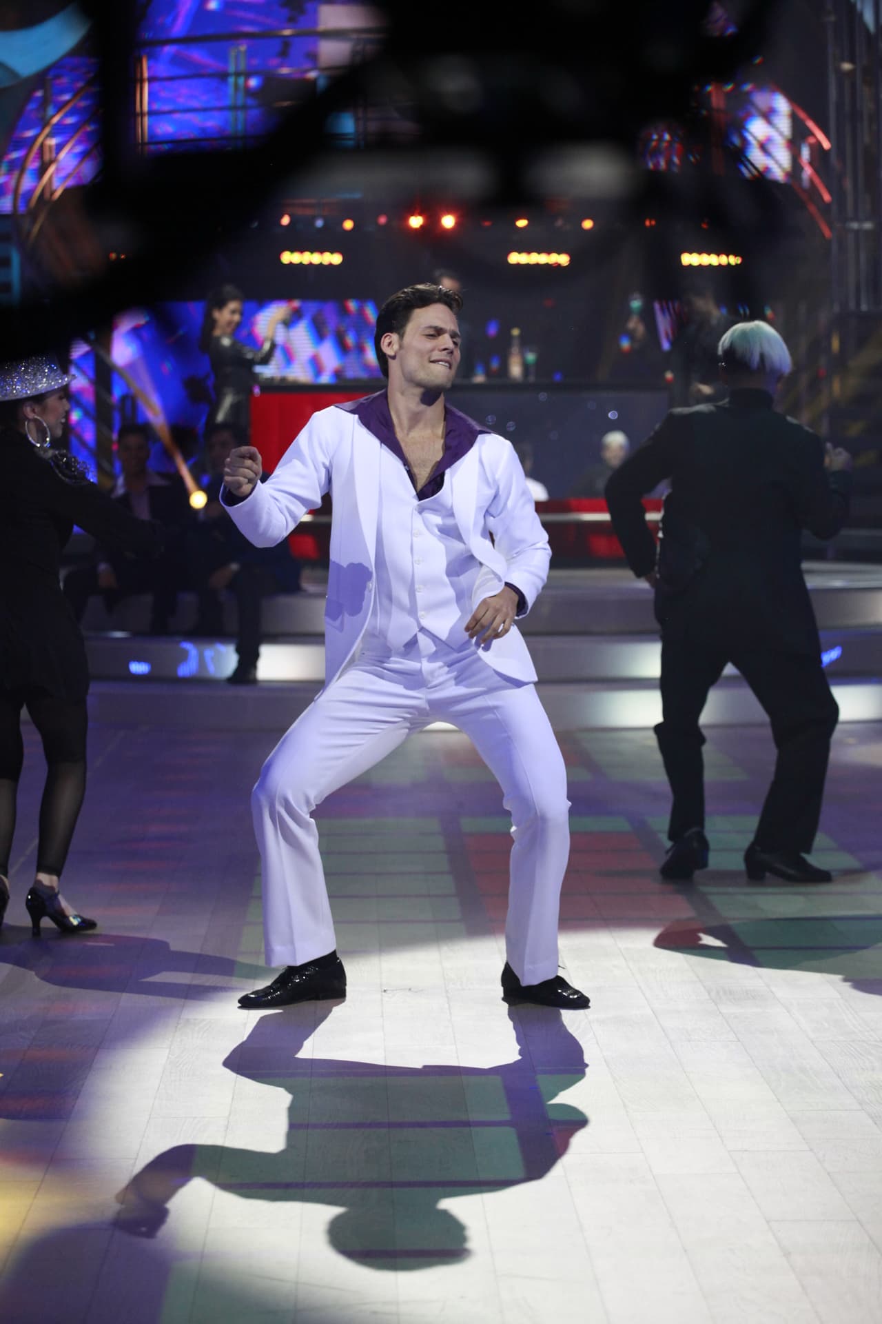 <a href="https://www.univision.com/shows/mira-quien-baila/emmanuel-palomares-confia-en-llegar-a-la-final-con-el-cha-cha-im-too-sexy-video" target="_blank">Esta vez sin el pantalón roto</a>, A Emmanuel le correspondió bailar al ritmo de 
<a href="https://www.univision.com/shows/mira-quien-baila/el-baile-con-el-que-emmanuel-palomares-enloquece-a-las-juezas-de-mqb-video" target="_blank">"Night Fever" de los Bee Gees</a>. A pesar de que Dayanara Torres le dijo que era un ganador, Lola lamentó haber sido tan dura con él y agregó que se había deshecho con su baile. El actor quedó tan agradecido sus palabras que subió a la mesa del jurado y le plantó un beso en los labios.