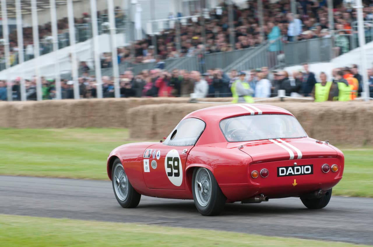 <b><u>Lotus Elite / Tipo 14 (1957-1960)</u></b>
<br>Este vehículo fue el primero en usar un monocasco fabricado usando un compuesto y tipo de suspensión diseñada por el mismo Chapman. El resultado fue el bellísimo Lotus Elite. Cómodo dentro de la cabina gracias a innovaciones como la ubicación del tanque de gasolina. Lotus le da crédito a su contador Peter Kirwan-Taylor por el diseño del Elite con un cd de 0.29.