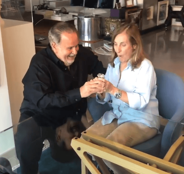 A través de un video que publicó en Instagram, Raúl se arrodilló ante su esposa y le entregó “un regalo más grande” que el de 
<b><a href="https://www.univision.com/shows/el-gordo-y-la-flaca/el-anillo-de-cardi-b-cuesta-mas-de-1-millon-de-dolares-y-dobla-en-tamano-al-que-recibio-jlo-en-su-compromiso-video">Cardi B en su cumpleaños</a></b>: un anillo de fantasía que Millie se tuvo que colocar en la muñeca de lo enorme que era.