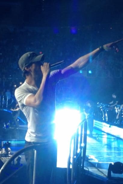 Con el US Airways completamente repleto, Pitbull y Enrique Iglesias hicieron retumbar el centro de Phoenix con un tremendo fiestón que duró más de 3 horas.En el concierto, estaban presentes celebridades como Jessica Cediel del Gordo y La Flaca y William Valdes de Despierta America, entre otros. Durante el show, los fans enloquecieron y corearon los éxitos de ambos artistas. Enrique Iglesias, hasta saltó del escenario para interactuar con su público y tomarse selfies con ellos.