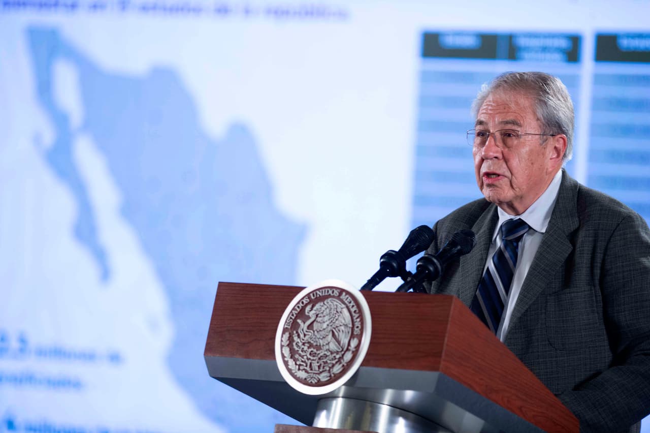 El secretario de Salud, Jorge Alcocer Varela, habla en la conferencia durante una conferencia de prensa en el Palacio Nacional en la Ciudad de México.
