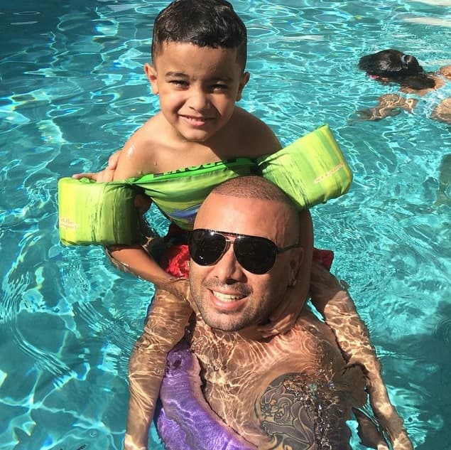 A este afamado reggaetonero le fascina jugar con sus pequeñitos.