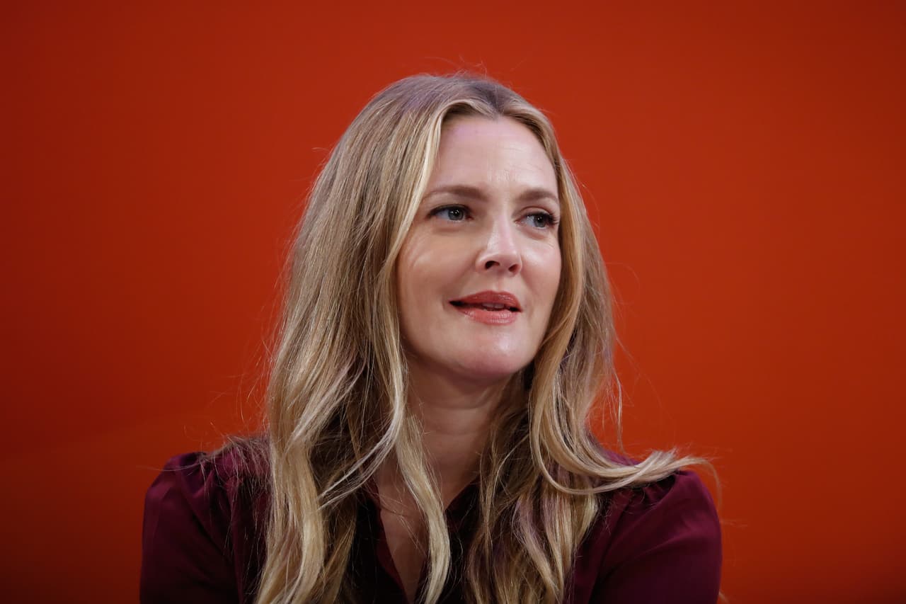 La actriz Drew Barrymore ha narrado en varias oportunidades su historial de depresión y alcoholismo, enfermedad que la acompañó desde niña. “Nunca recorrí realmente el camino en la oscuridad. Había tantas cosas que pude haber hecho que me habrían empujado al borde y yo solo supe que no debía ir allí. (...) Rezo para ser como el océano, con corrientes suaves y, quizás, algunas olas. Más y más aspiro a la consistencia en vez de a los altos y los bajos”, ha dicho.