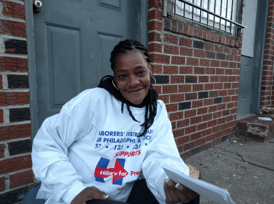 Renée lleva 30 días en programa anti drogas. Hace campaña por Clinton en el barrio de Filadelfia donde nadie votó republicano en 2008 - 2012