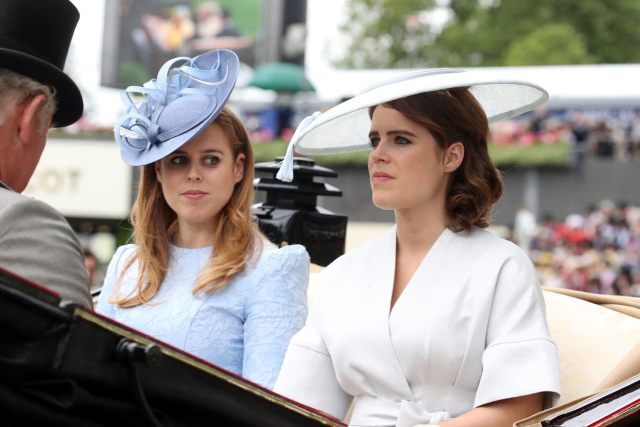 La princesa
<b> <a href="https://www.univision.com/entretenimiento/es-princesa-trabaja-tiene-instagram-y-se-casa-con-un-tequilero-tienes-que-conocer-a-eugenie">Eugenie de York</a></b>, de 28 años, marcó su presencia con un vestido blanco del diseñador 
<b>Osman Yousefzada</b> que los medios británicos asumieron como un anticipo de 
<b><a href="https://www.univision.com/entretenimiento/hay-fiebre-de-bodas-en-buckingham-la-prima-del-principe-harry-tambien-se-casa-este-ano">su boda con Jack Brooksbank</a></b>, que se celebrará el 12 de octubre.