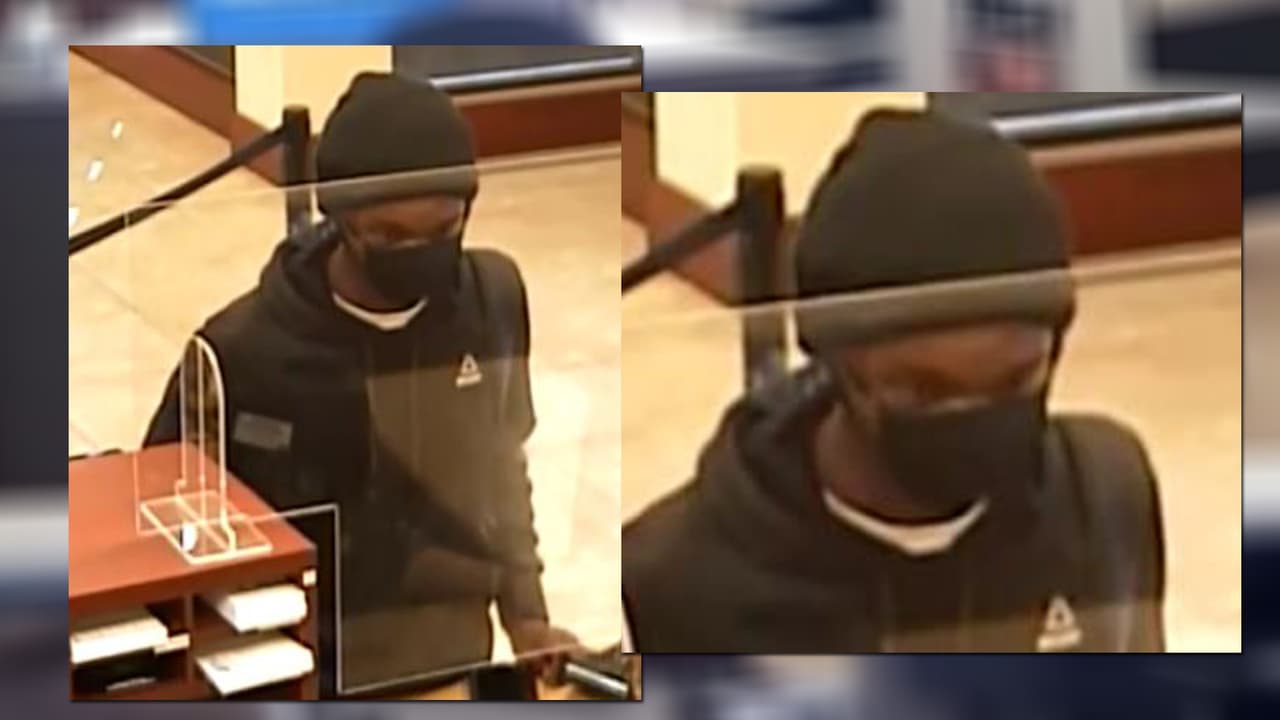 Siempre usa un gorro y un cubrebocas negro.