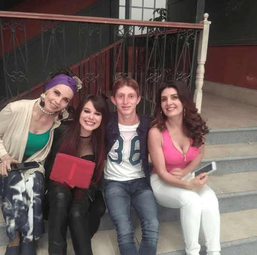 El pequeño galán junto a las vecinas más guapas del edificio. 
<br>