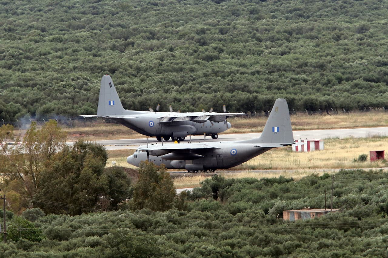 Aeronaves de la Fuerza Aérea Griega en las labores de búsqueda y rescate.