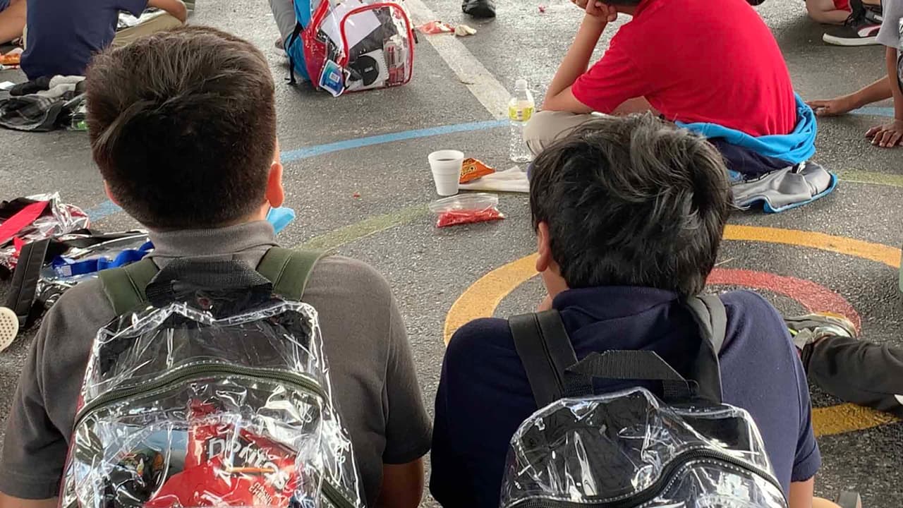 Fue en la primera Franklin en el este de Houston donde el oficial Jesús Robles de la Unidad de Relaciones Comunitarios habló con los estudiantes.