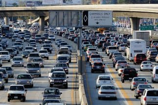 Crece la cola de indocumentados que gestionan licencias de manejar en California