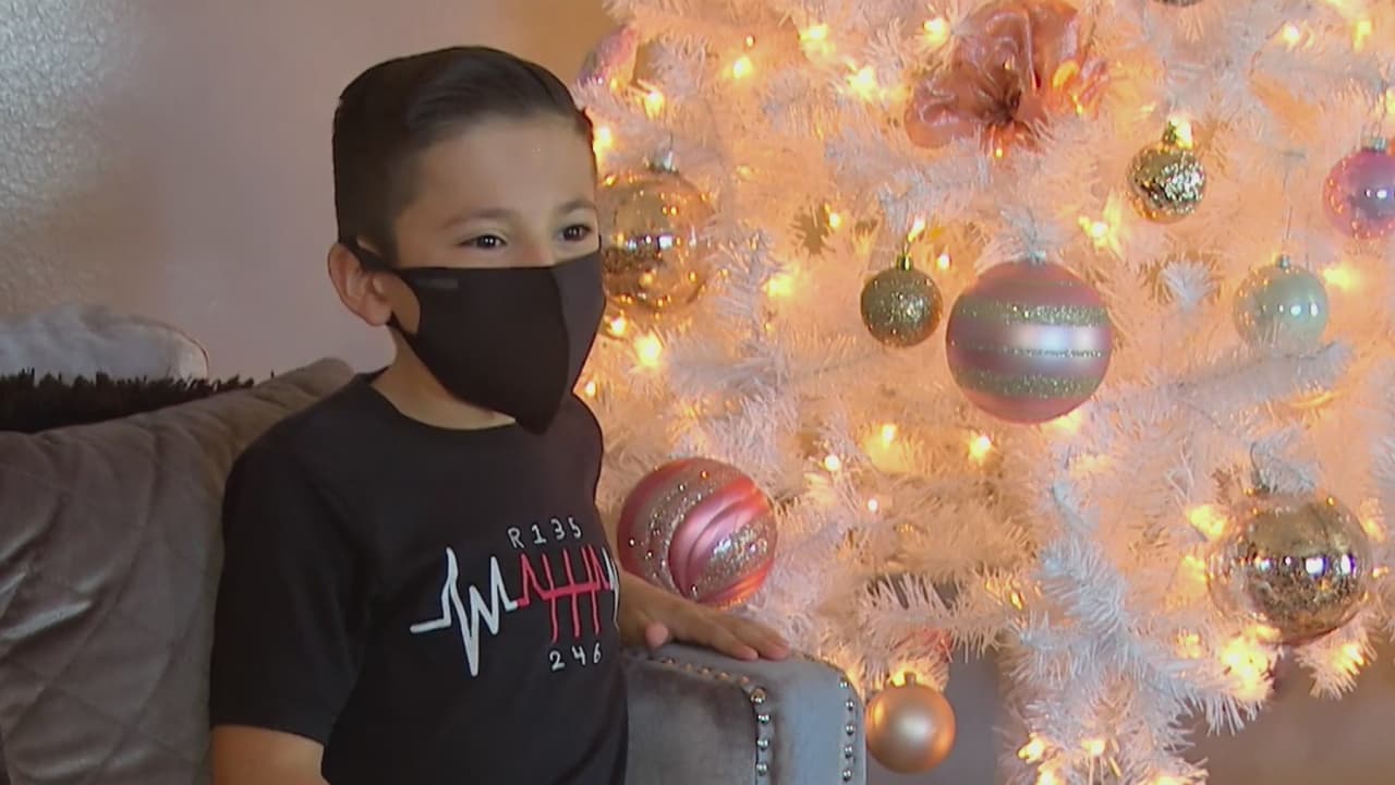 “Me gusta mirar a los niños felices”: menor de edad con huesos de cristal recolecta juguetes para los más necesitados