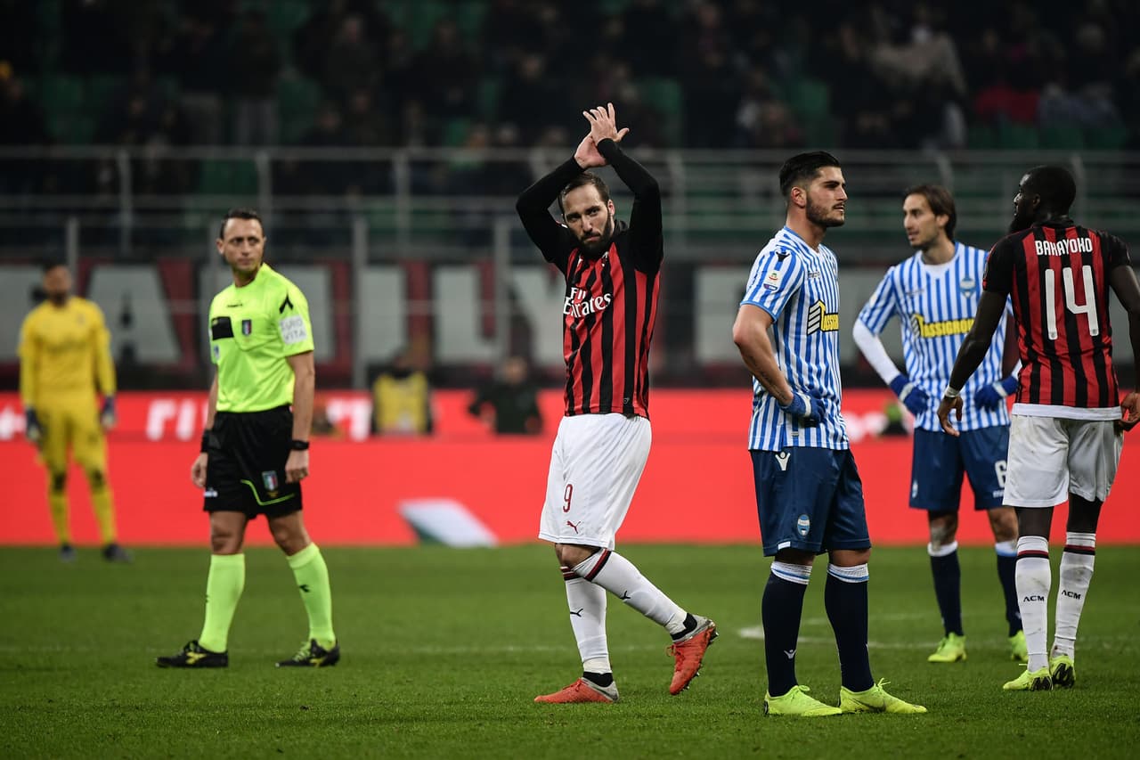 El argentino Gonzalo Higuaín anotó el gol del triunfo de Milán 2-1 contra Spal en la Jornada 19 de la Serie A y tuvo una emotiva celebración que aviva los rumores de su salida del equipo.
