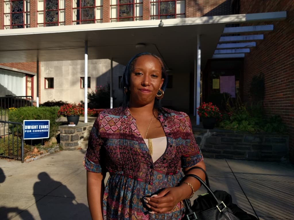 Una votanta republicana acusó a un demócrata de haber tenido acceso a boletas en Filadelfia, cosa que solo puede hacer el juez electoral.