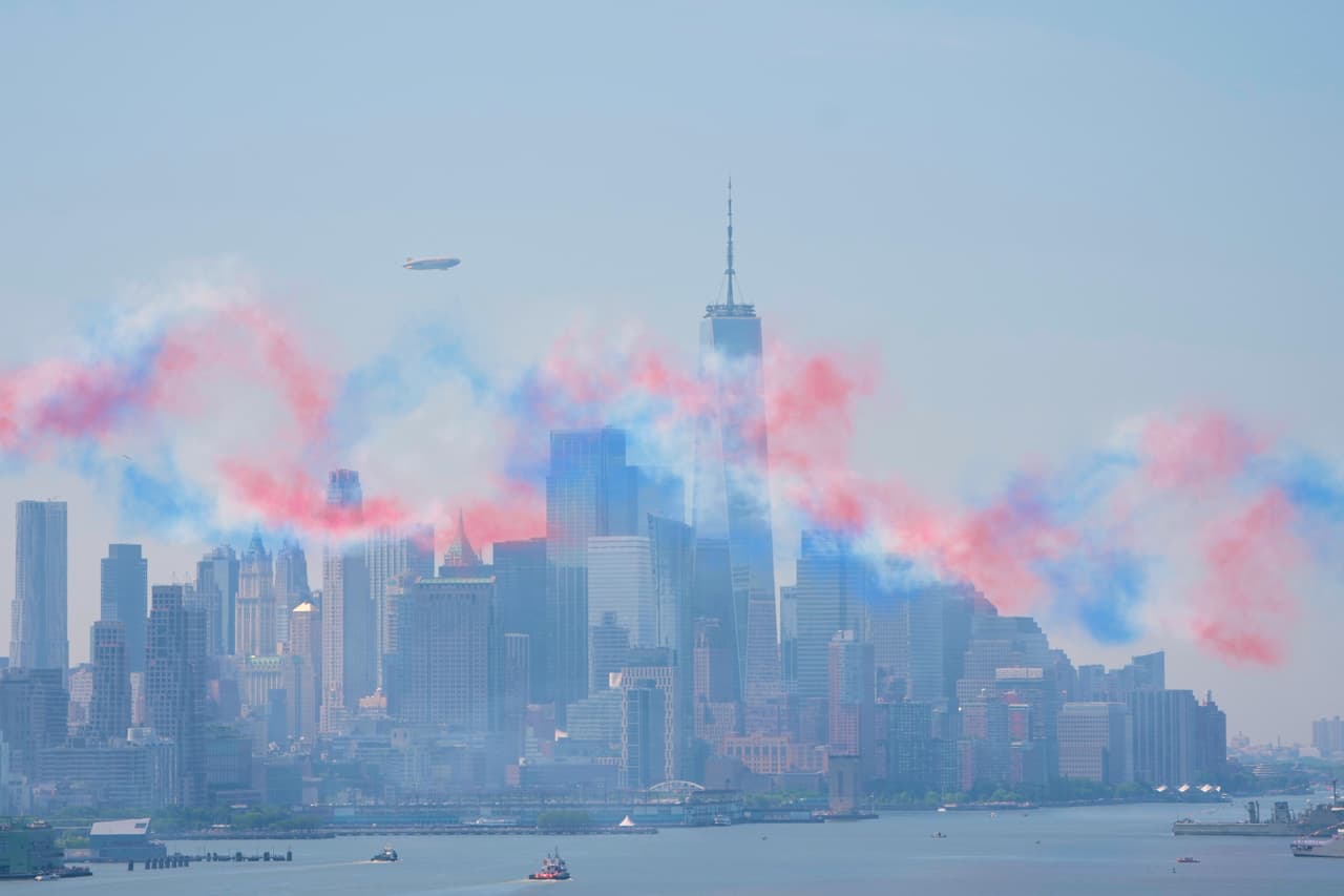 Una neblina roja, blanca y azul cubre el horizonte de Manhattan tras un sobrevuelo de aviones militares sobre el río Hudson, visto desde Weehawken, Nueva Jersey, el sábado 4 de julio de 2026.