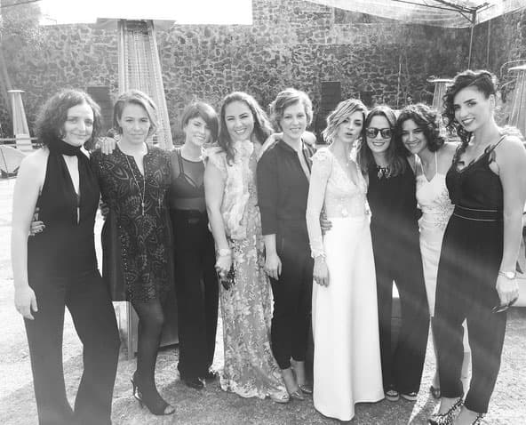 Azuela rodeada de sus más cercanas amigas en este día muy especial.