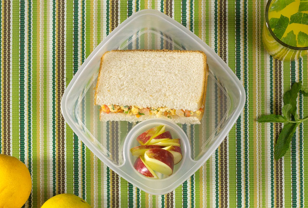 Sándwich de huevo a la mexicana + manzana + agua de naranja con yerbabuena