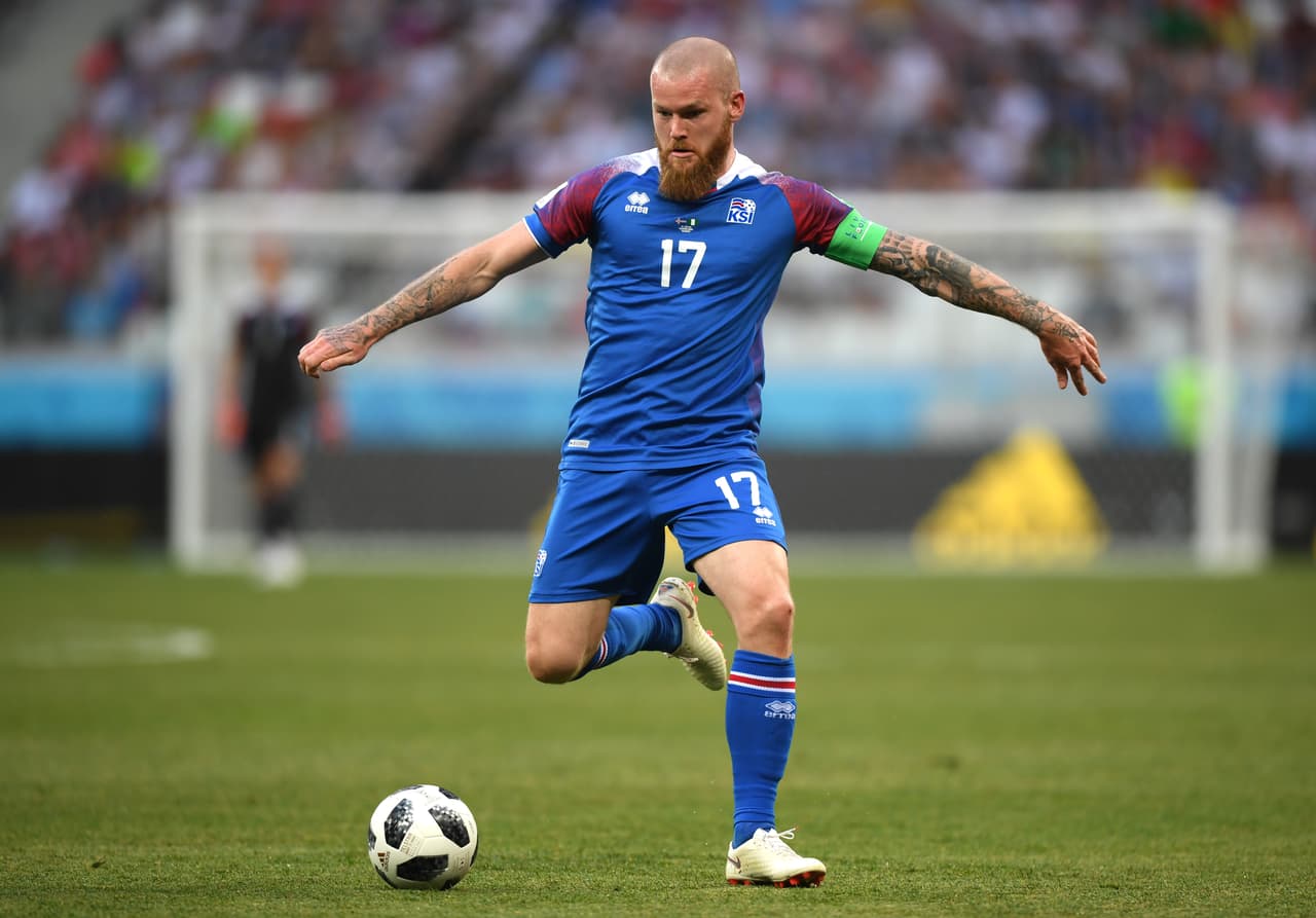 Islandia, que venía de un empate, quería una victoria que lo dejara con cuatro puntos para depender de sí mismo en la última fecha. Aún así se fueron al descanso igualados.