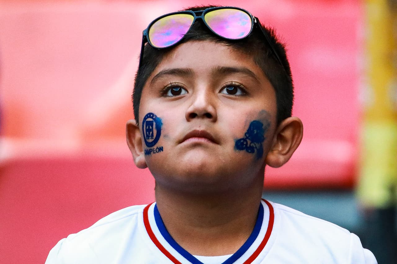 Los fanáticos viven la Final del Apertura 2018 entre Cruz Azul y América. en el Estadio Azteca.