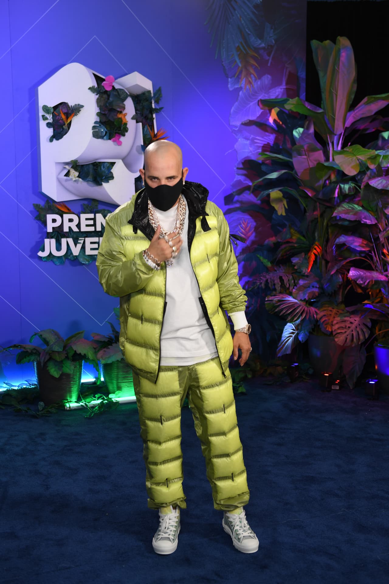 Kendo Kaponi también eligió el verde para asistir a la fiesta del verano. El intérprete puertorriqueño llevó un conjunto deportivo, que sobresalió por los grandes accesorios.