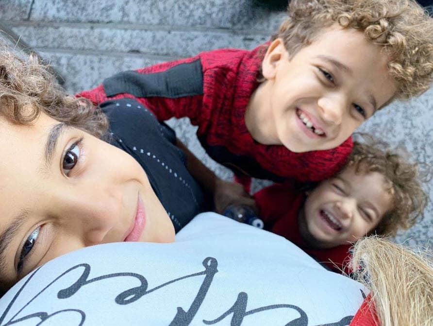 "Nunca hablé de ti, 
<b><a href="https://www.univision.com/shows/pequenos-gigantes/nacho-busca-su-quinto-bebe-y-quiere-una-nina" target="_blank">nunca te di tu puesto</a></b>, pero eres mi tercer bebé y aunque hayas vivido tan poquito tiempo dentro de mí, ese puesto es tuyo, mi bebé estrella. No son tres. Son cuatro", expresó Inger.
<br>