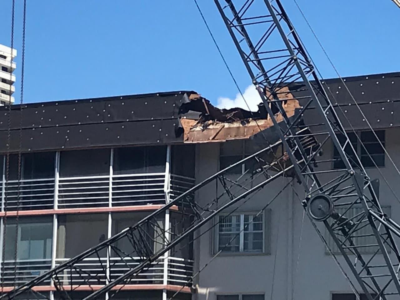 "Fue un estruendo increíble": residente de edificio de Miami Beach al que le cayó encima una grúa