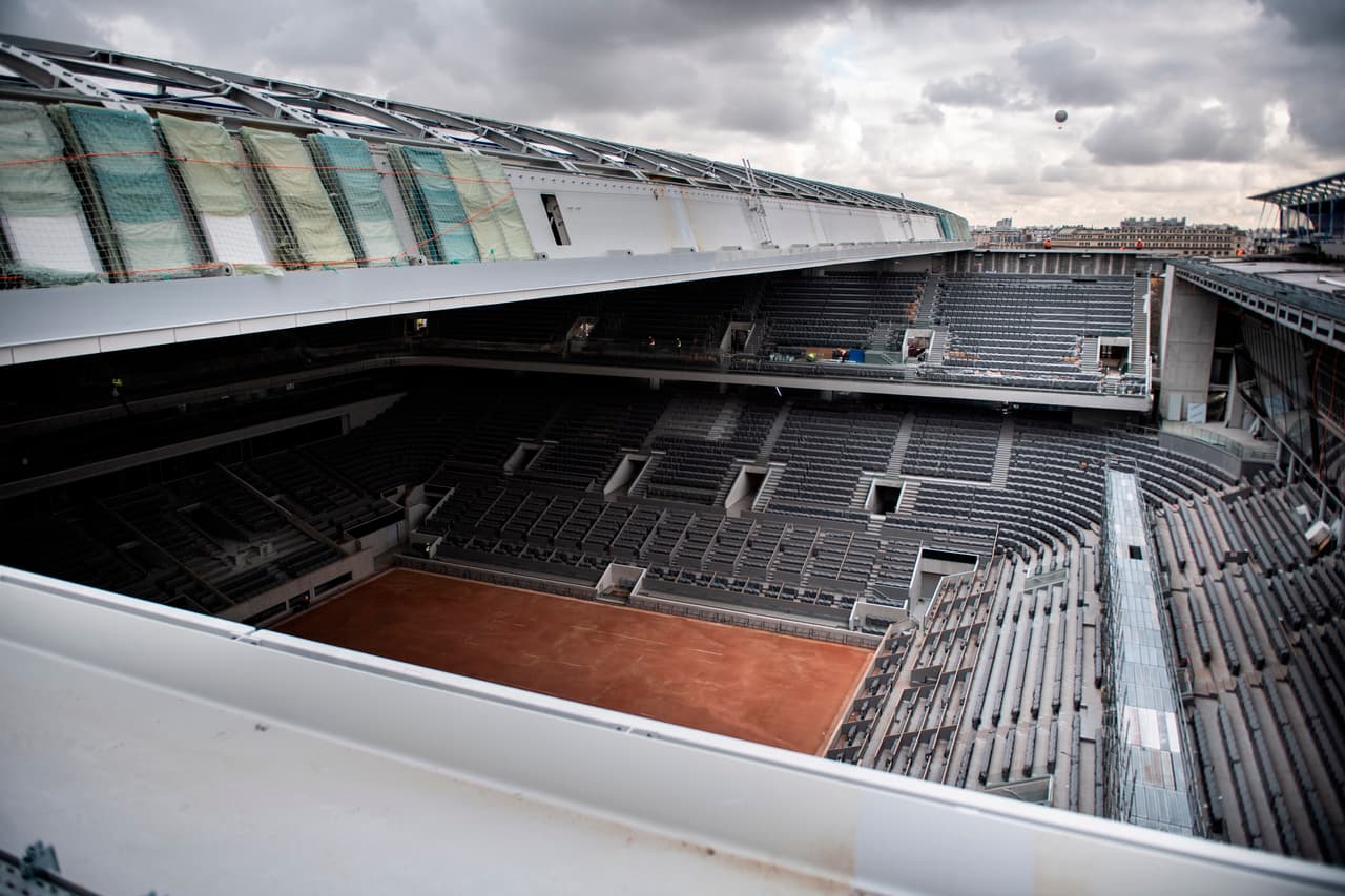 Este es el trabajo de construcción del nuevo techo del centro Philippe Chatrier en el estadio Roland Garros. Esta sede francesa se ha convertido en la última de las sedes del Grand Slam en instalar un techo retractable en su cancha principal.