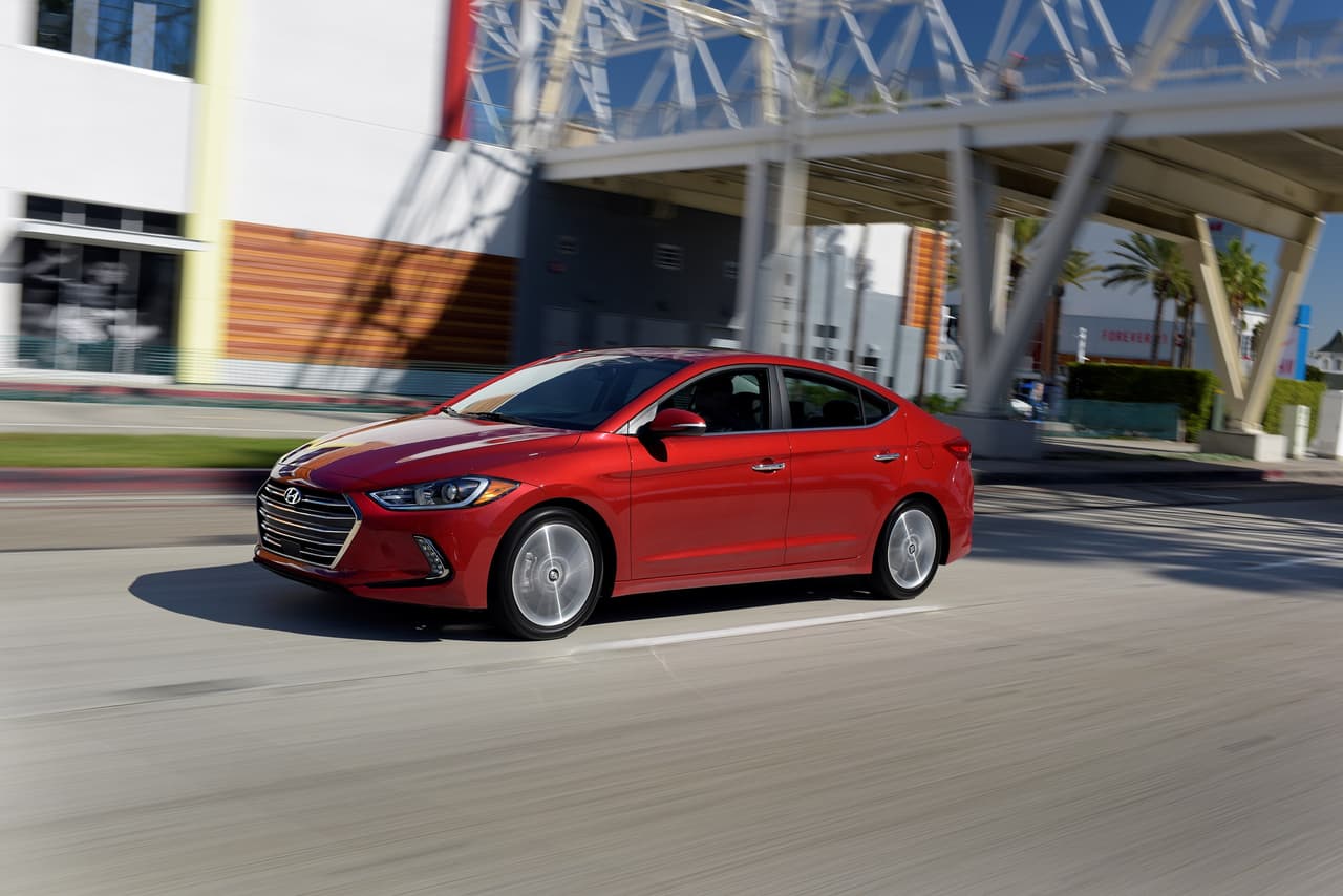 <b>Categoría: Auto compacto</b>
<br>
<b>Hyundai Elantra 2018</b>
<br>Precio versión evaluada por CR: 20,900 dólares
<br>A favor: Cabina amplia, fácil manejo de controles, economía de combustible
<br>En contra: Motor ruidoso, manejo, el asiento delantero no es tan cómodo
<br>Sistemas de seguridad: AEB de serie / FCW opcional
<br>
<br>
<b>¿Qué modelo 2015 puedes comprar según CR?</b>
<br>
<b>Toyota Corolla</b>
<br>Rango de precios: entre 13,375 –17,225 dólares
<br>A favor: Manejo, economía de combustible, espacio interior
<br>En contra: Calidad interior y manejo 
<br>Sistemas de seguridad: AEB de serie / FCW no disponible
<br>
<br>
<b>Honda Accord</b>
<br>Rango de precios: 17,225 – 25,575 dólares
<br>A favor: cabina amplia, posición de conducción, manejo y economía de combustible
<br>En contra: la cámara del sistema LaneWatch resulta distractora para el conductor
<br>Sistemas de seguridad: FCW opcional
<br>