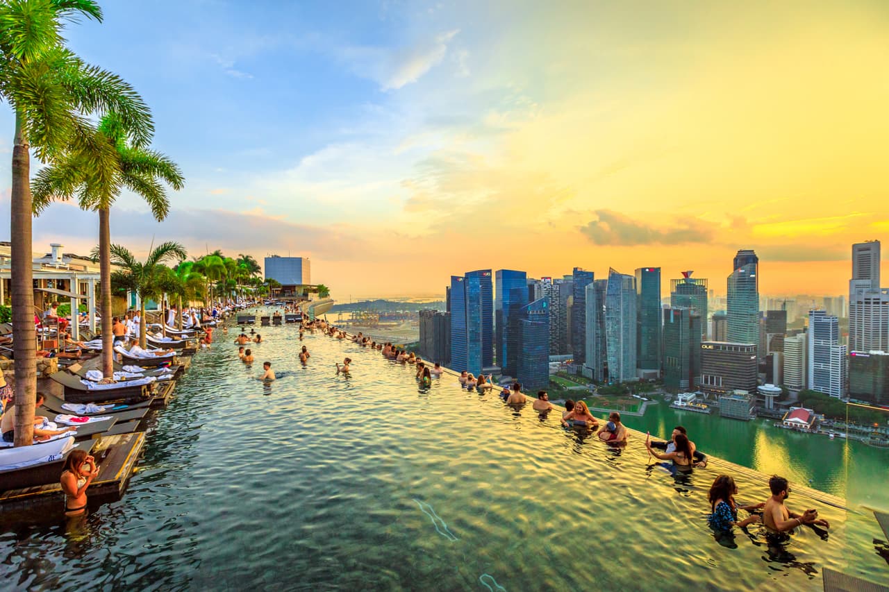 <b>Singapur</b>
<br>
<br>Ingresos anuales antes de impuestos para estar en el 1% más rico: 627,111 dólares.
<br>
<br>Ingresos anuales antes de impuestos para estar en el 10% más rico: 193,352 dólares.
<br>
<br>Se necesita mucho dinero para estar entre la élite adinerada de Singapur. Esto se debe en parte a que es uno de los países más estables del mundo, sin deuda externa y con altos ingresos. Según el Índice de Libertad Económica, este país tiene la economía más libre del mundo.
<br>