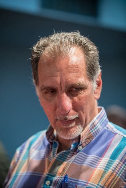 “Grupo de los 5” 1- Gerardo Hernández Nordelo (La Víbora, Habana 4 de junio de 1965). Oficial de la inteligencia cubana “DGI” y el Jefe de La Red Avispa. Para la DGI era el agente Giro y/o Giraldo. Dibujante y caricaturista. Destacado en Angola de 1989 a1990, militante del Partido Comunista Cubano (PCC). Se infiltró en 1994 utilizando el alias “Manuel Viramontes” aunque vivió con falsas identidades en varios lugares del territorio de EEUU, en Miami residía en 18100 Atlantic Blvd. #305 en North Miami. El FBI se metió en su apartamento en agosto de 1996 y en ese momento es que se enteran de gran parte de las operaciones logradas por la Red, como el apoyo logístico que condujo al derribo de las dos avionetas de HAR. Fue capturado el 12 de septiembre de 1998. Condenado a dos cadenas perpetúas + 216 meses.Se encuentra confinado en la prisión de Lompoc, California, donde tiene teléfono, internet, TV, recibe correspondencia libremente, y concede entrevistas para la prensa mundial.