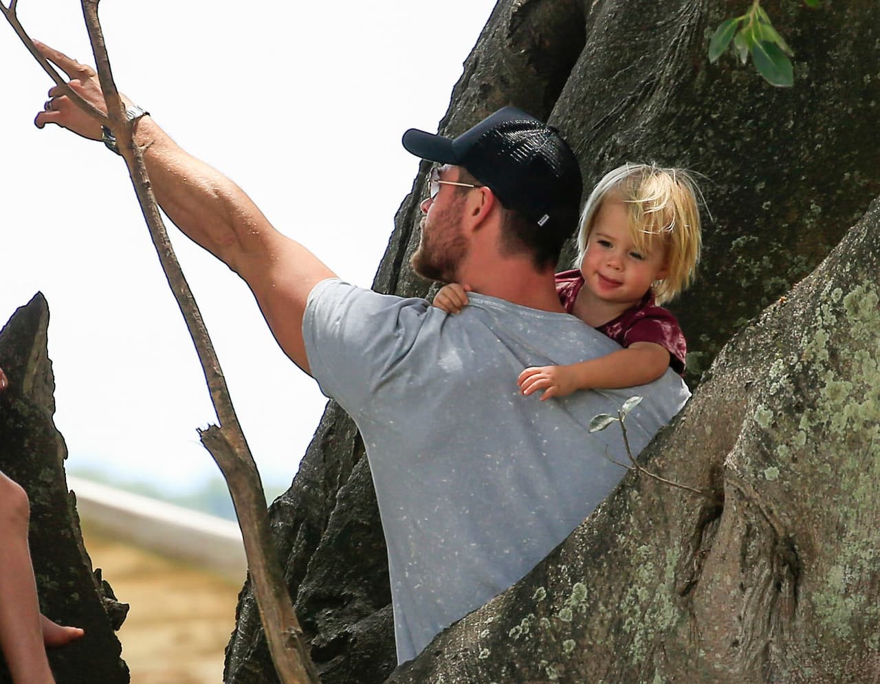 Mostrándole algo al pequeñín que ni atención le prestaba.