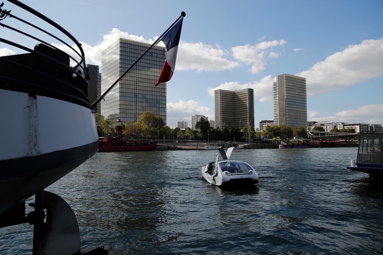 En junio de 2017 se probó en el Sena un primer prototipo. En otras ciudades como Miami, Ginebra, Saint-Tropez o Mónaco también se están probando estos vehículos acuáticos 'voladores', pero el proyecto de París es el más avanzado hasta el momento.