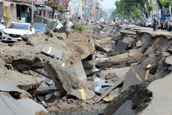 Las explosiones fueron tan fuertes que lanzaron vehículos y concreto al aire.