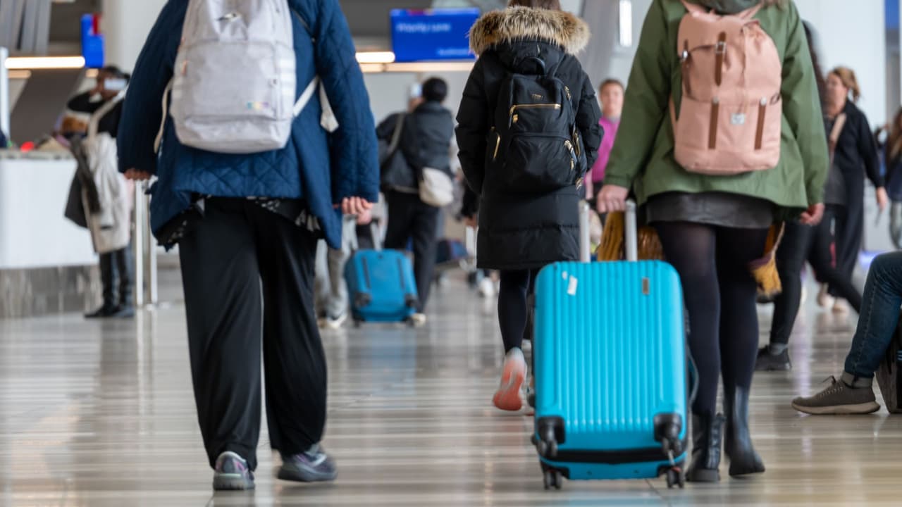 Hombre sin hogar es hallado inconsciente en el aeropuerto de LaGuardia y muere horas después