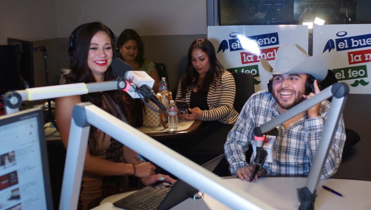 Carla Medrano enamoró a Gerardo Ortiz durante la entrevista del artista con 'El Bueno, La Mala y El Feo'.