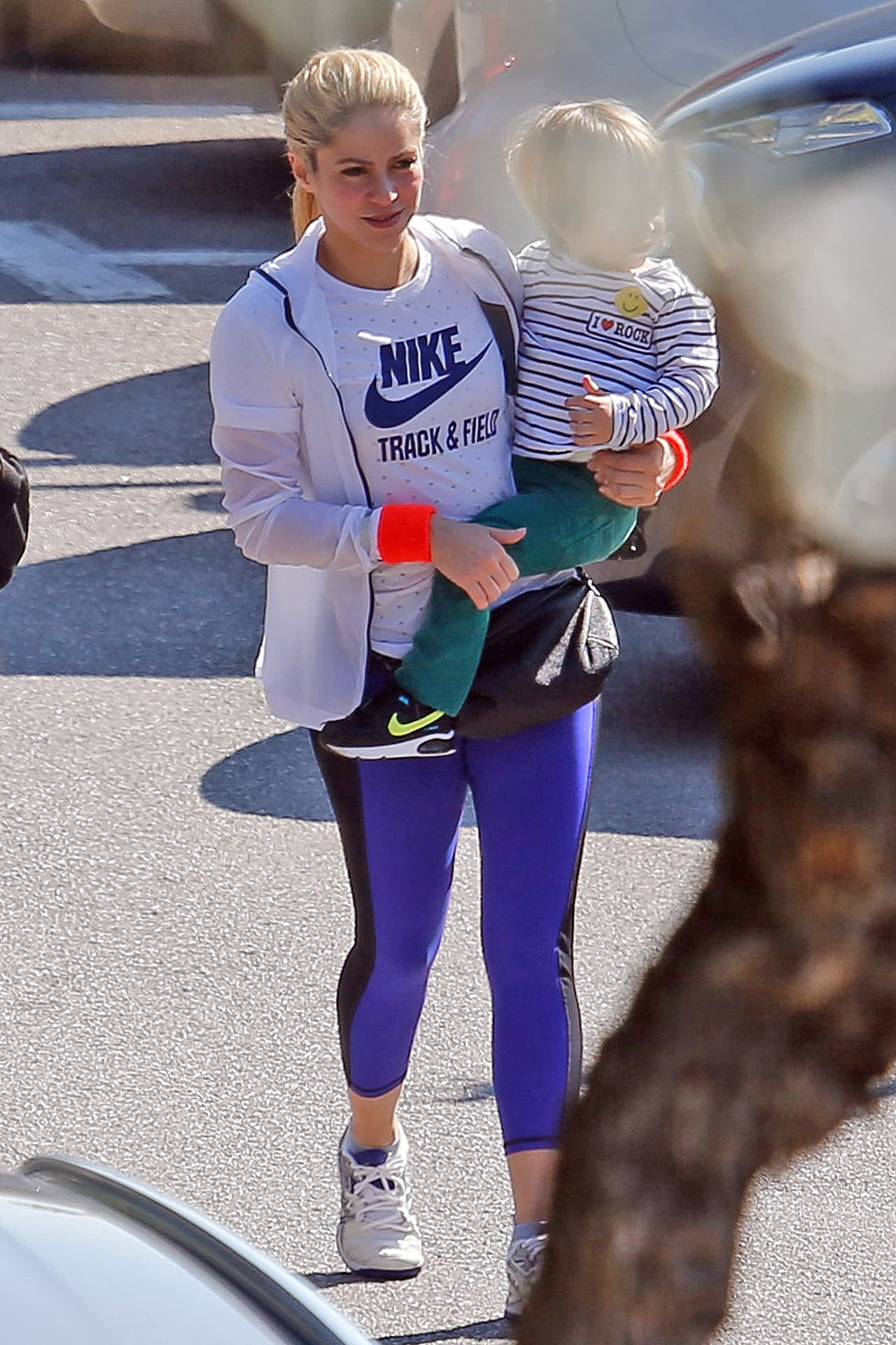 Shakira lleva a su hijo Sasha, de dos años, a clases de natación en Barcelona.