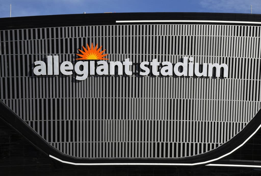El Allegiant Stadium, nueva casa de Las Vegas Raiders, recibe los últimos detalles para ser estrenado la siguiente temporada de la NFL.
