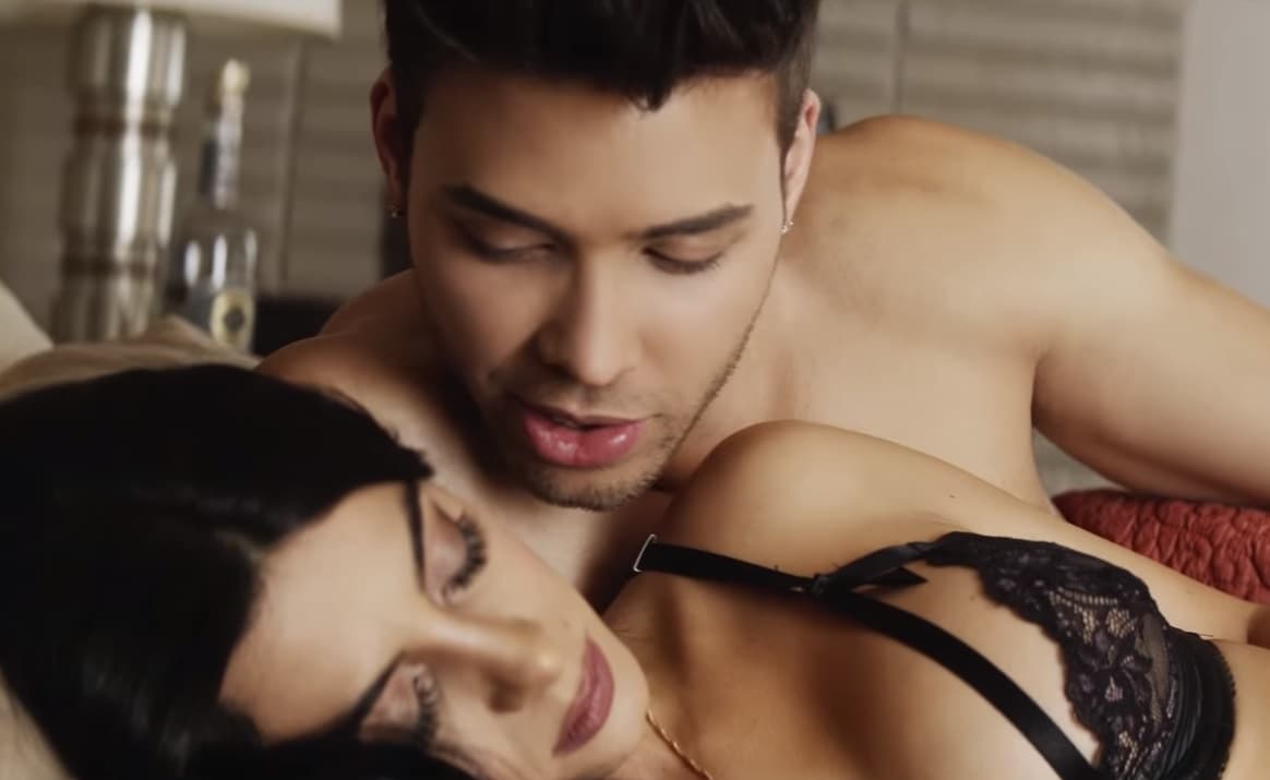 En esta historia, Royce lucha por el amor de su chica y realizan escenas románticas como esta.