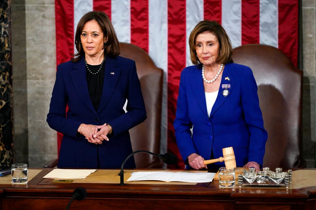 La vicepresidenta Kamala Harris junto a la exjefa de la Cámara de Representantes Nancy Pelosi en una sesión del Congreso.