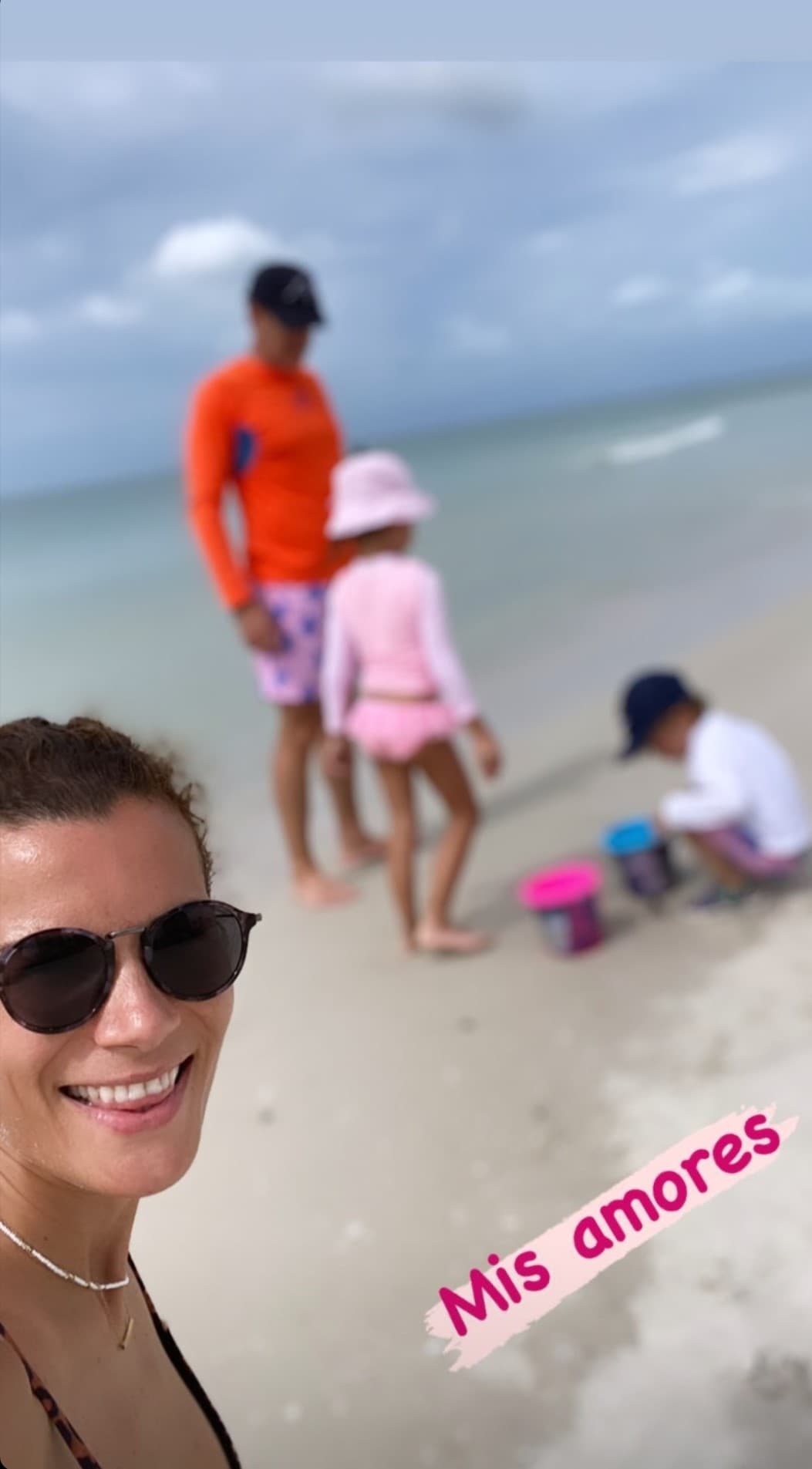 Nada hace más feliz a Cristy que ver a Alan y a sus "tesoros" contentos y divirtiéndose bajo los rayos del sol.