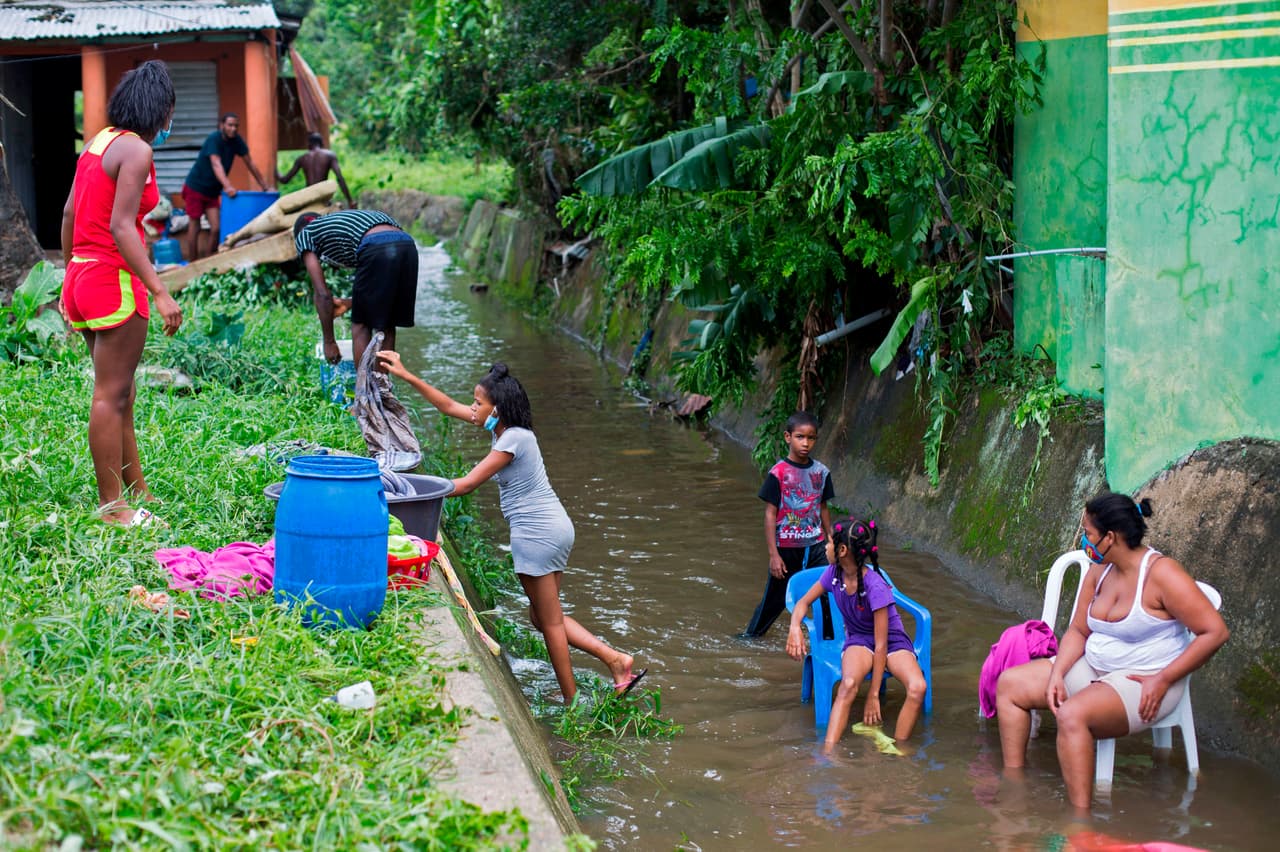La tormenta tropical Isaías dejó una persona muerta y al menos siete comunidades sin comunicación el jueves en República Dominicana.
