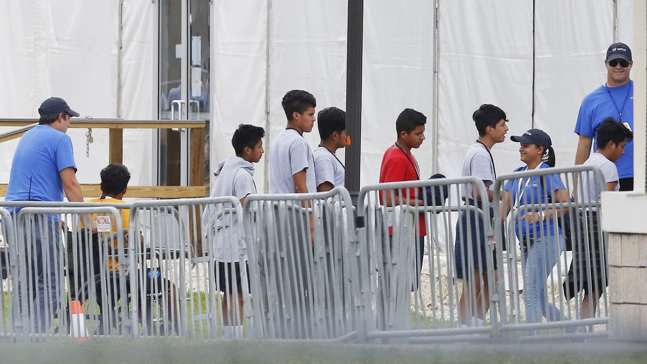 ACLU vuelve a demandar al gobierno por su lentitud al reunificar a las familias separadas en la frontera
