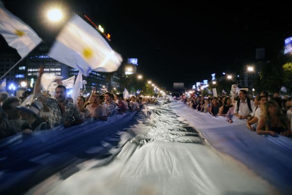 El lema principal del llamamiento era "#8N. SI a la Democracia. NO a la re-reelección", en una demostración que se extendió a casi todo el país y movilizó a residentes argentinos en el extranjero.