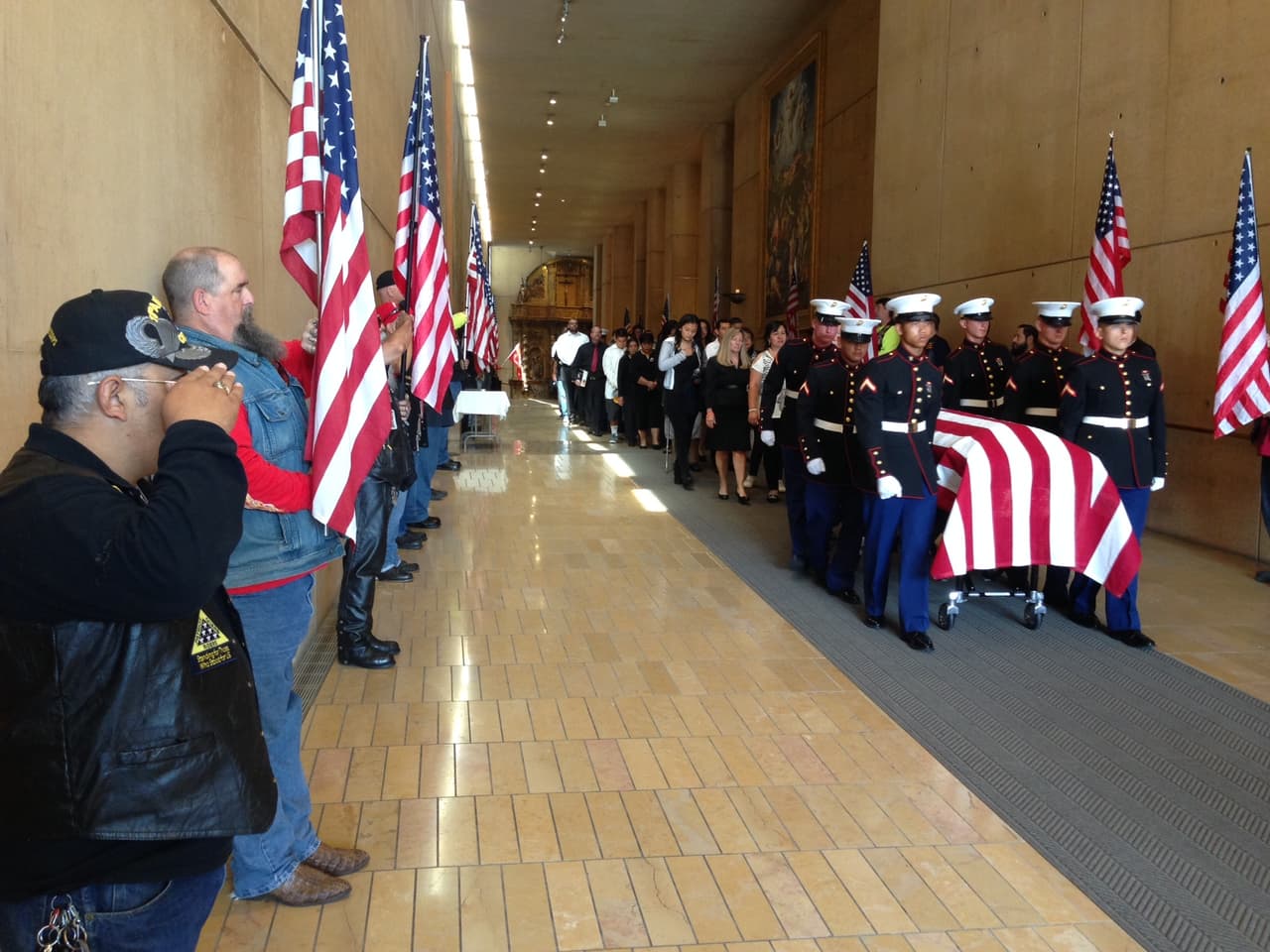 Concluida la misa fúnebre, el ataúd fue llevado hasta el cementerio Nacional Los Ángeles para el entierro.
